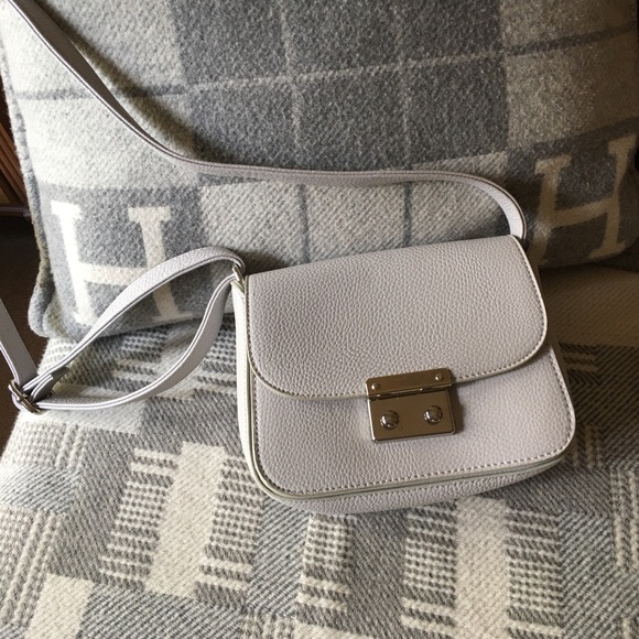 🩶 Lovely gently used grey & silver pebbled leather adjustable crossbody purse - Picture 14 of 16